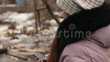 女孩在户外写冬季服装短信